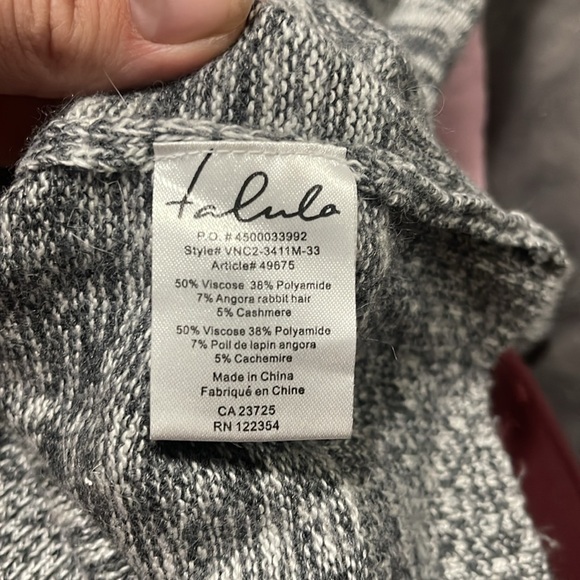 Aritzia Talula knit v neck sweater - Picture 5 of 5